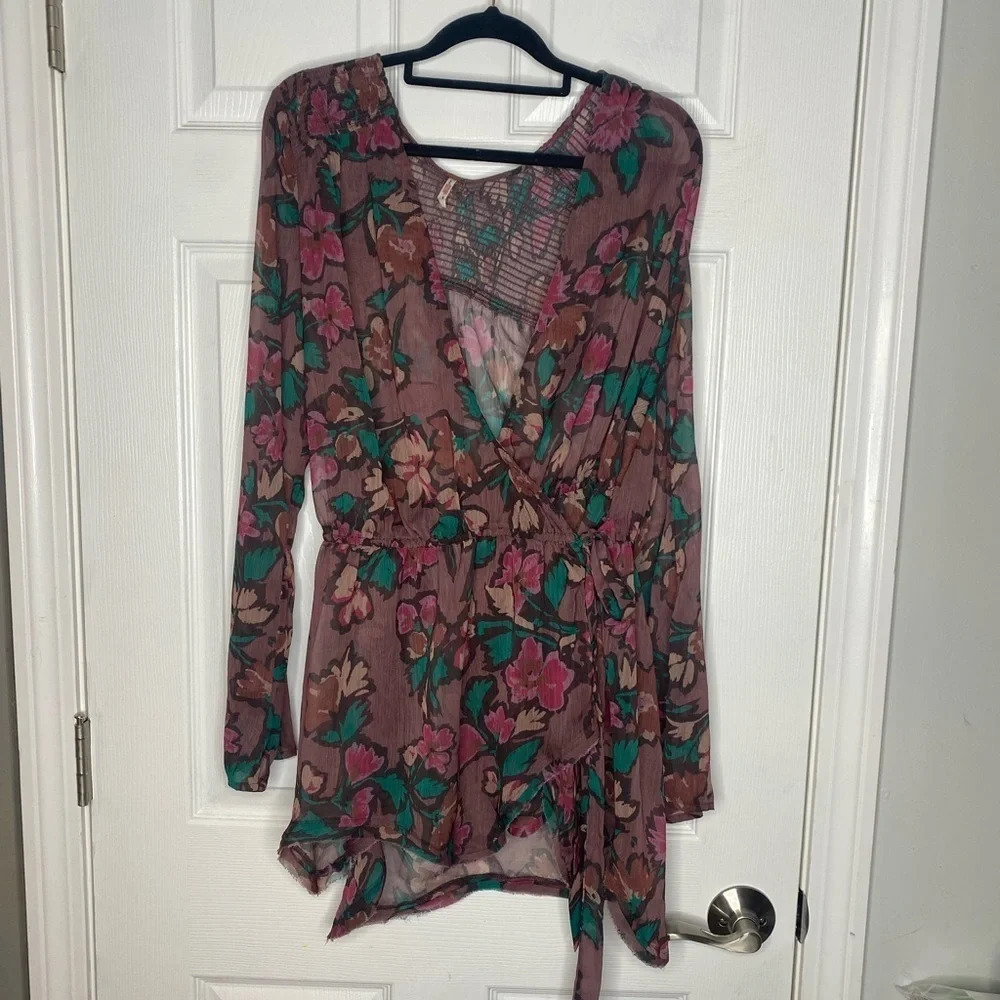 FREE PEOPLE Floral Raw Hem Wrap Top with‎ Ruched Back Detail Size Small